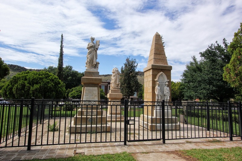The headless Taalmonument standing behind its replica.